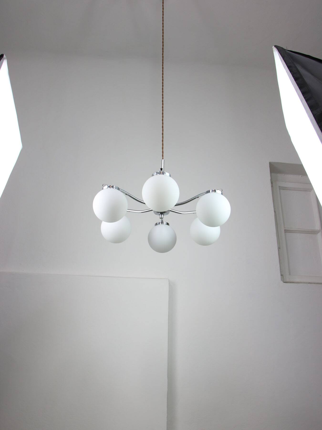 Lustre Vintage en Chrome et Opaline, Italie, années 1970