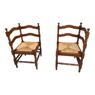 Paire de chaises d angle dites « coin de feu «