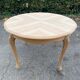 Table ronde extensible ovale style Louis XV rénovée en bois brut