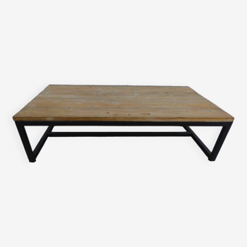 Table basse de style industrielle à plateau de bois supporté par un piètement métallique-