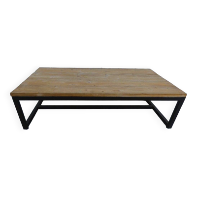Table basse de style industrielle à plateau de bois supporté par un piètement métallique-