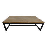 Table basse de style industrielle à plateau de bois supporté par un piètement métallique-
