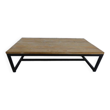 Table basse de style industrielle à plateau de bois supporté par un piètement métallique-