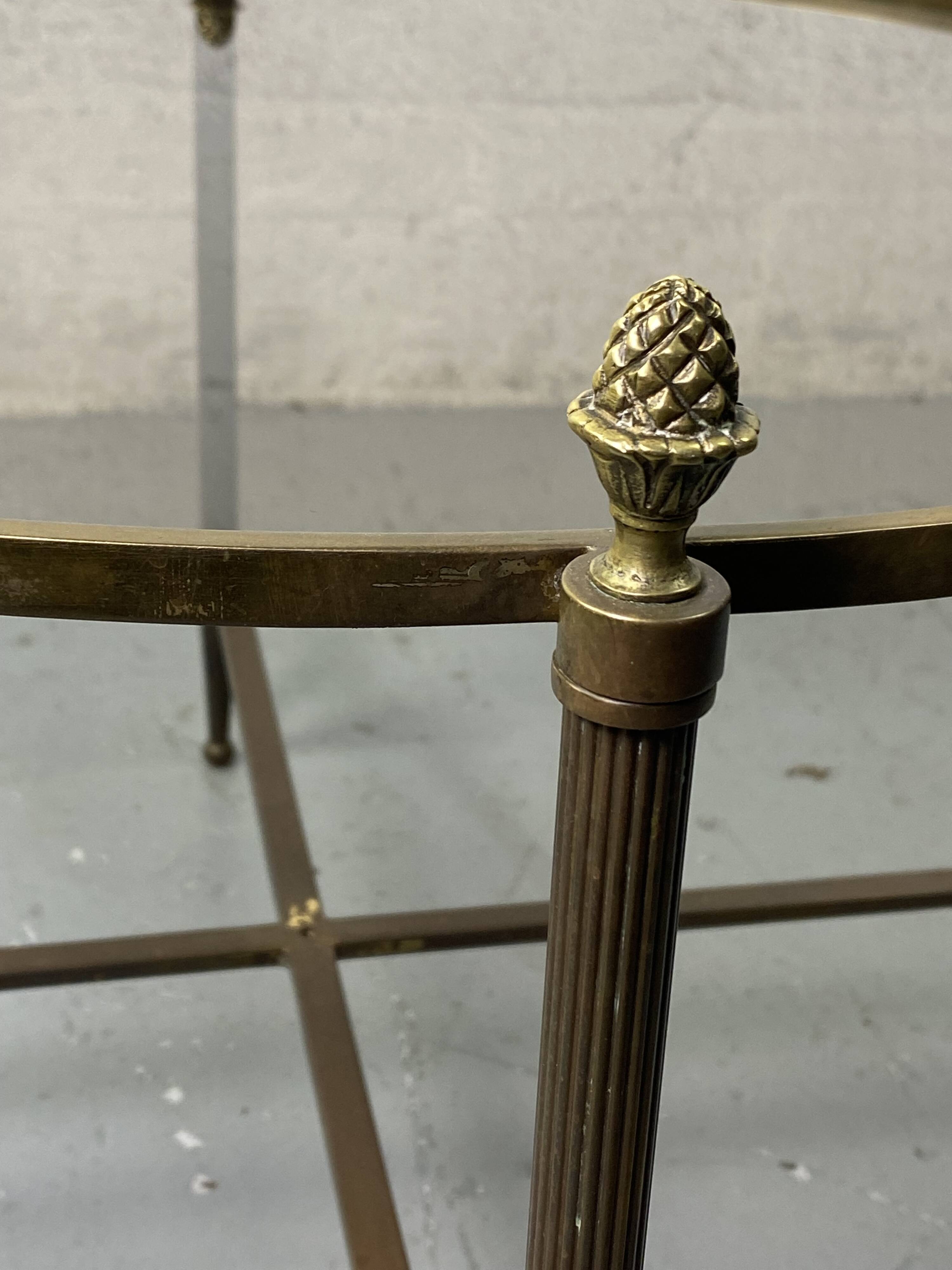 Round coffee table in brass and smoked glass