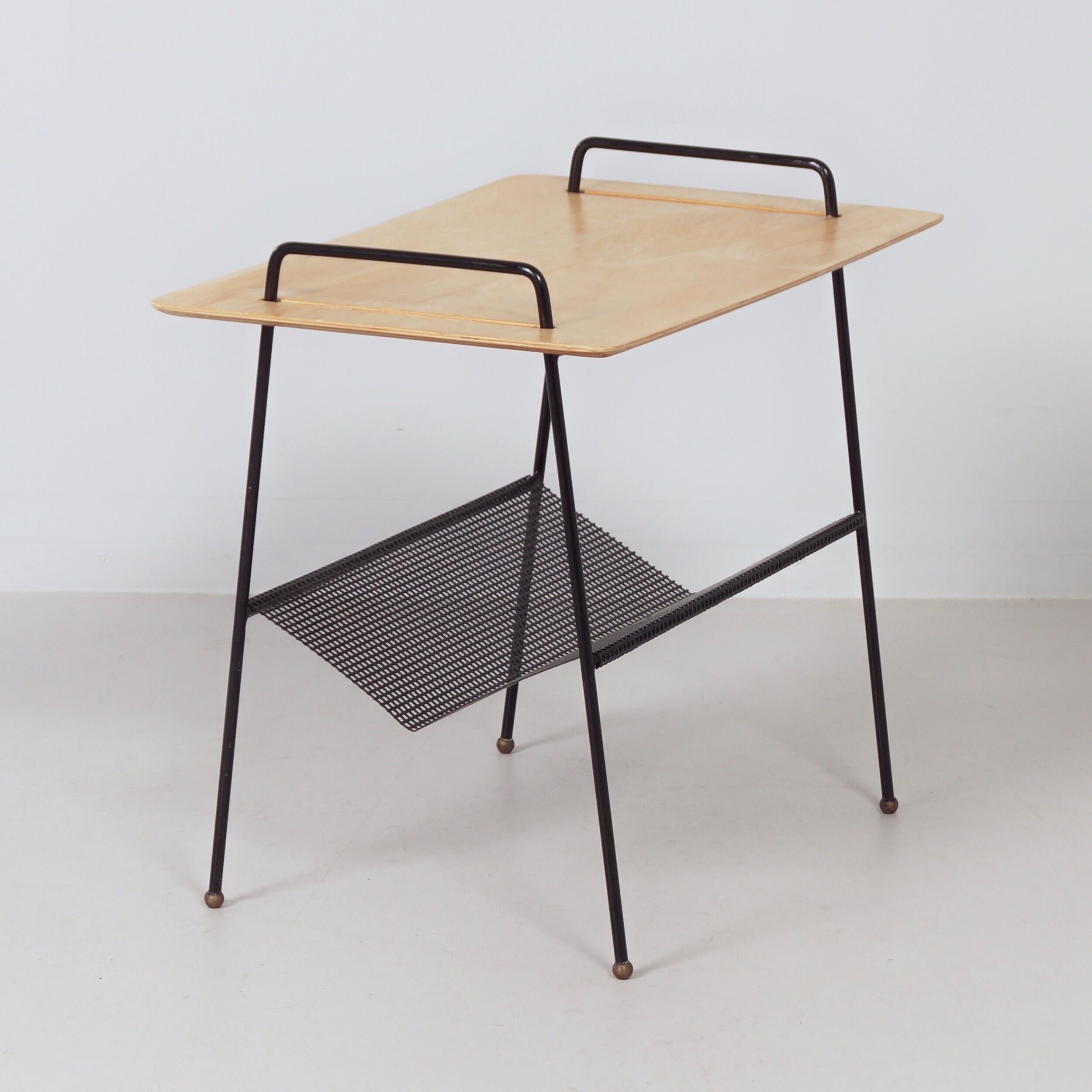 Table d'appoint TM04 par Cees Braakman pour Pastoe, 1953 avec panier de lecture.