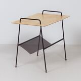 Table d'appoint TM04 par Cees Braakman pour Pastoe, 1953 avec panier de lecture.