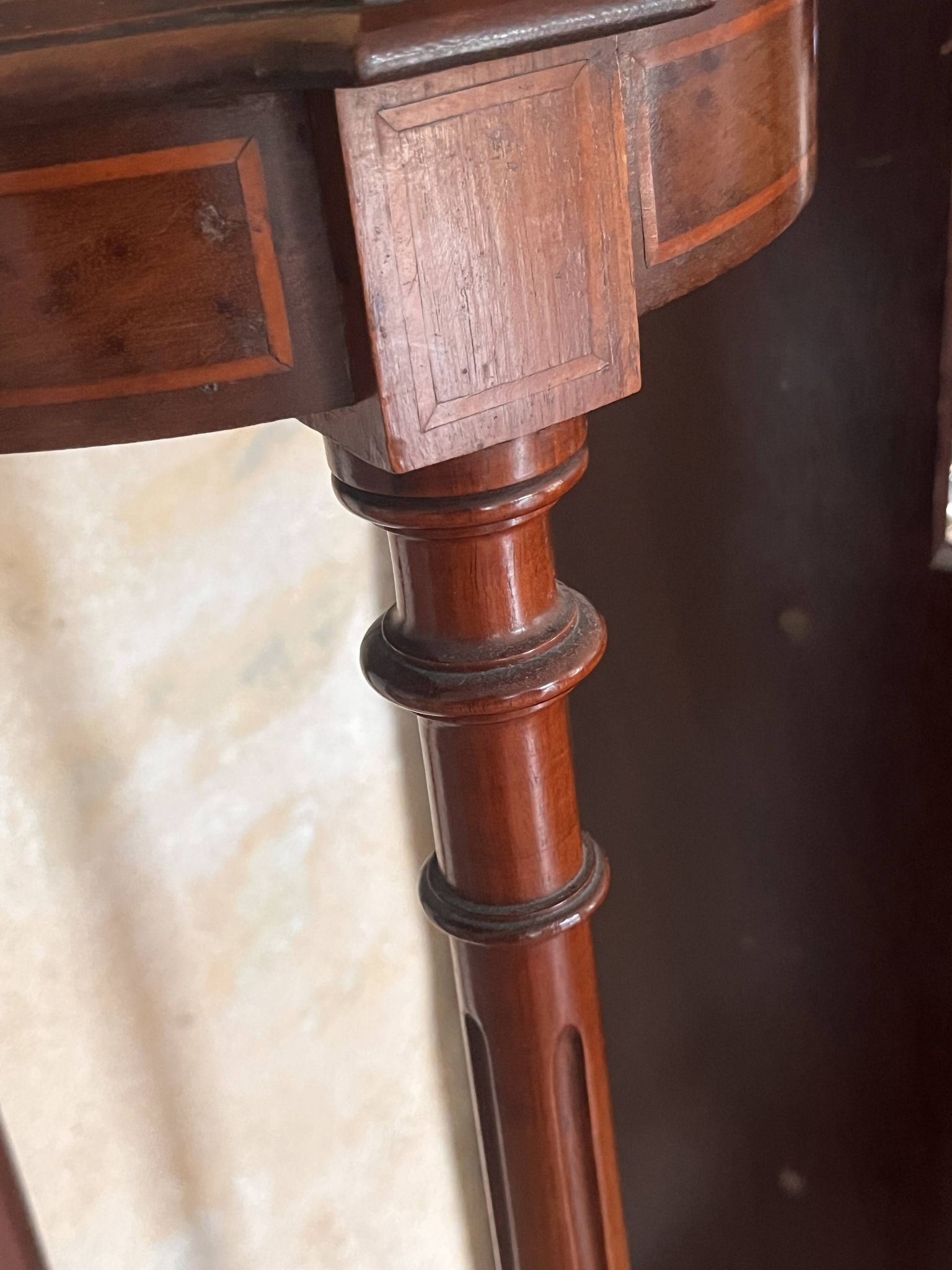 Side table / Pedestal table