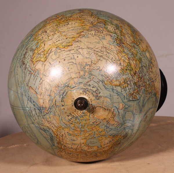 Globe terrestre par J.Forest du début du 20° siècle