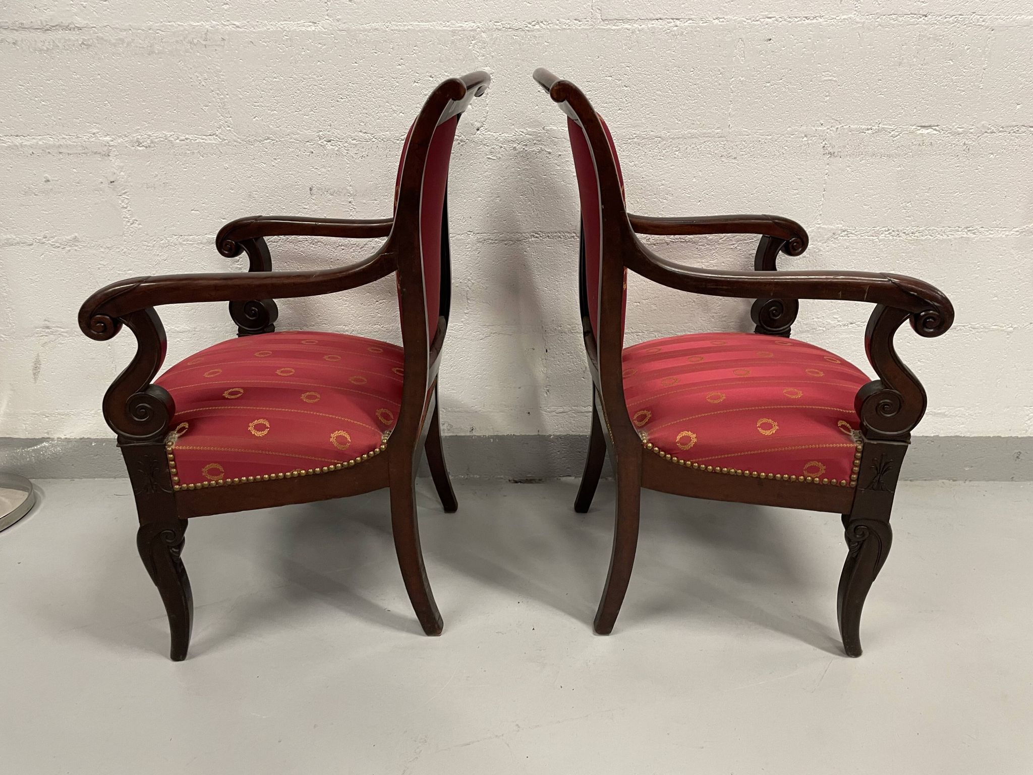 Paire de fauteuils époque empire en acajou et soie