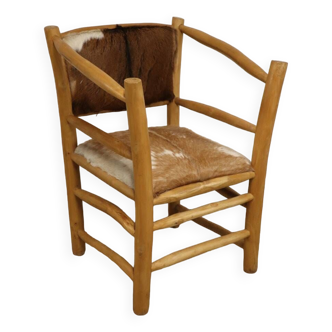 Fauteuil rustique en bois et peau de vache