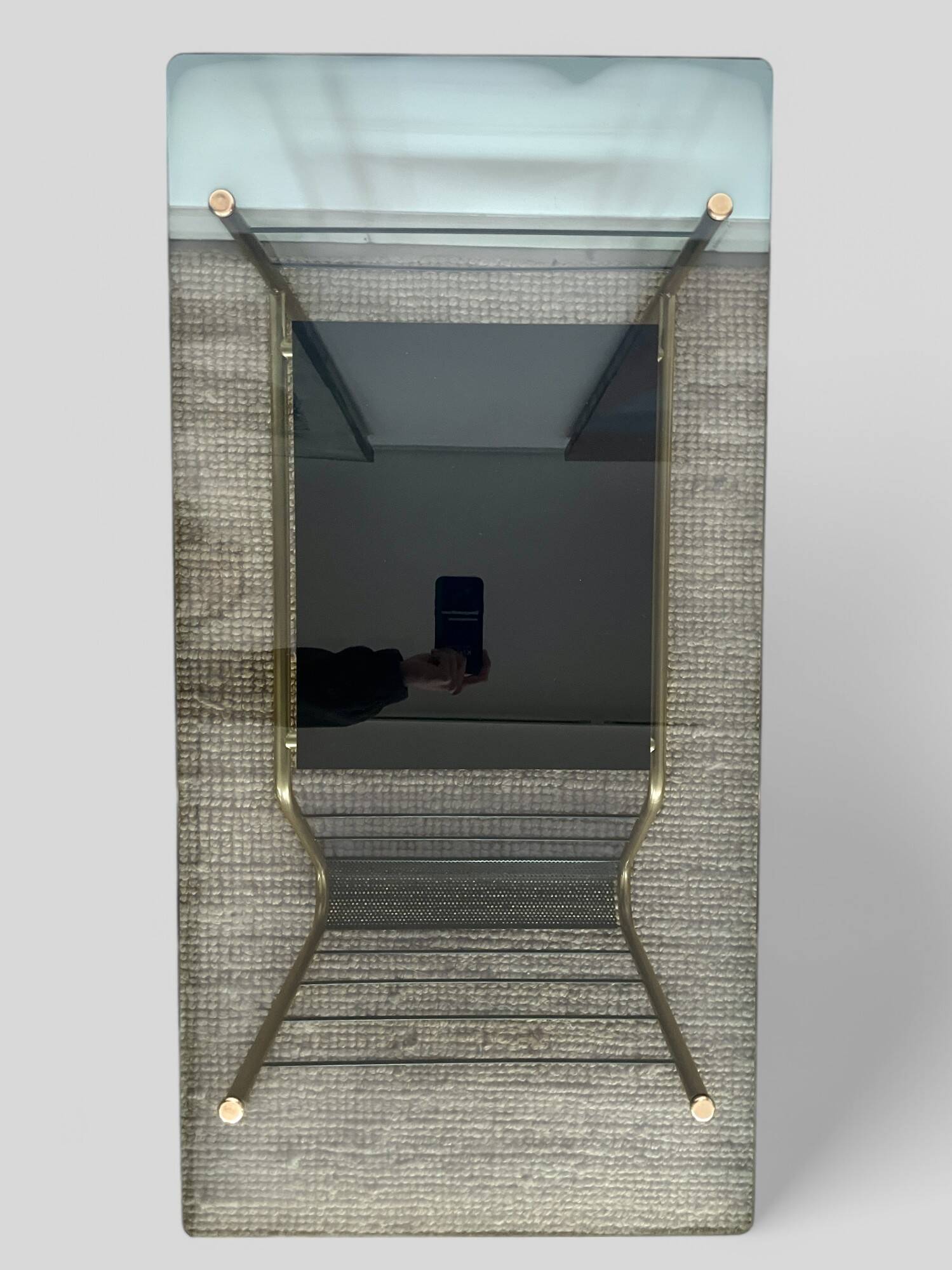 Table basse moderniste en métal et verre fumé