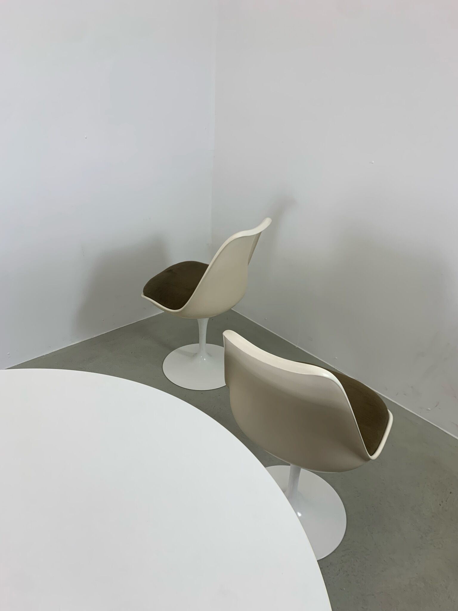 Eero Saarinen Tulip Dining Set with Swifel Chairs for Knoll International 1960s