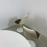 Eero Saarinen Tulip Dining Set with Swifel Chairs for Knoll International 1960s