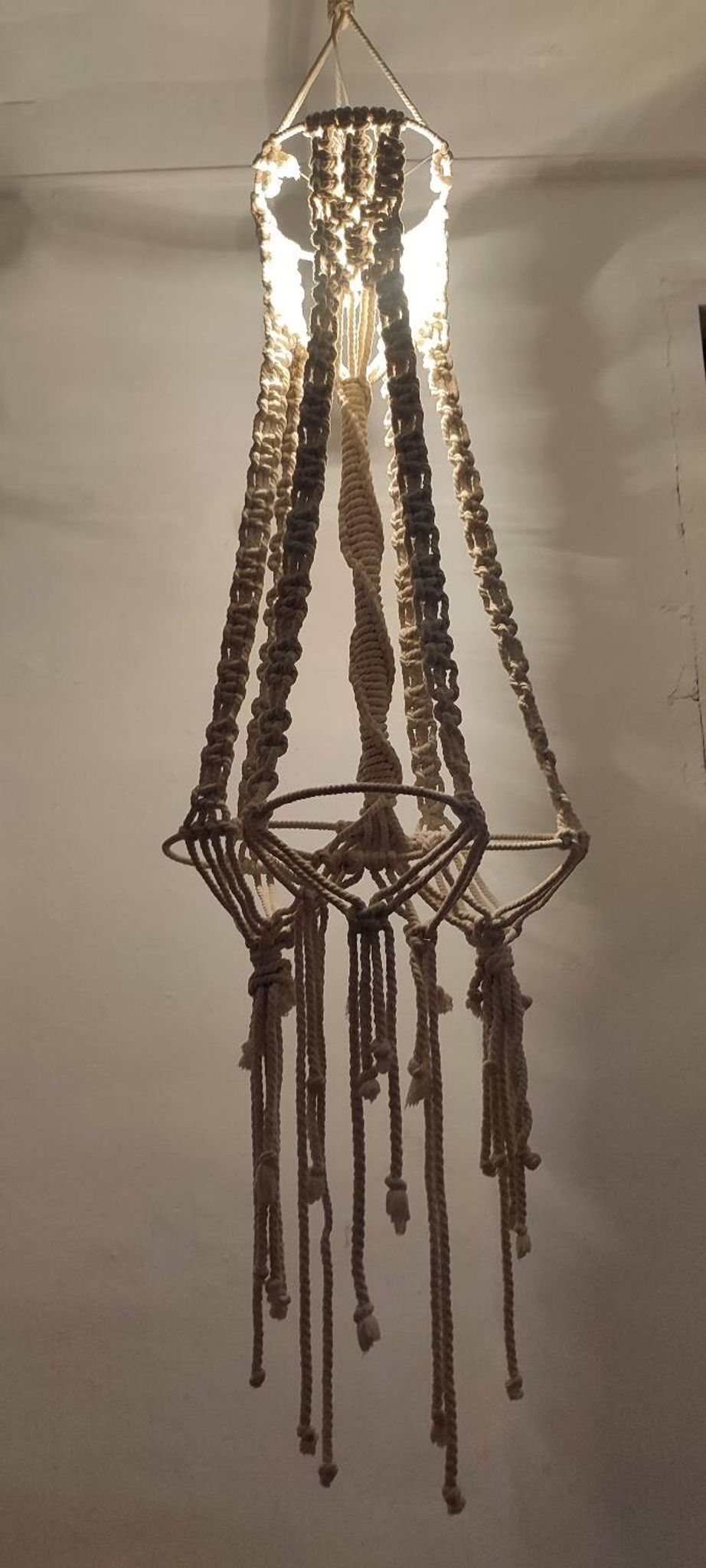 Lámpara de techo de macramé. Spain, 1980s.