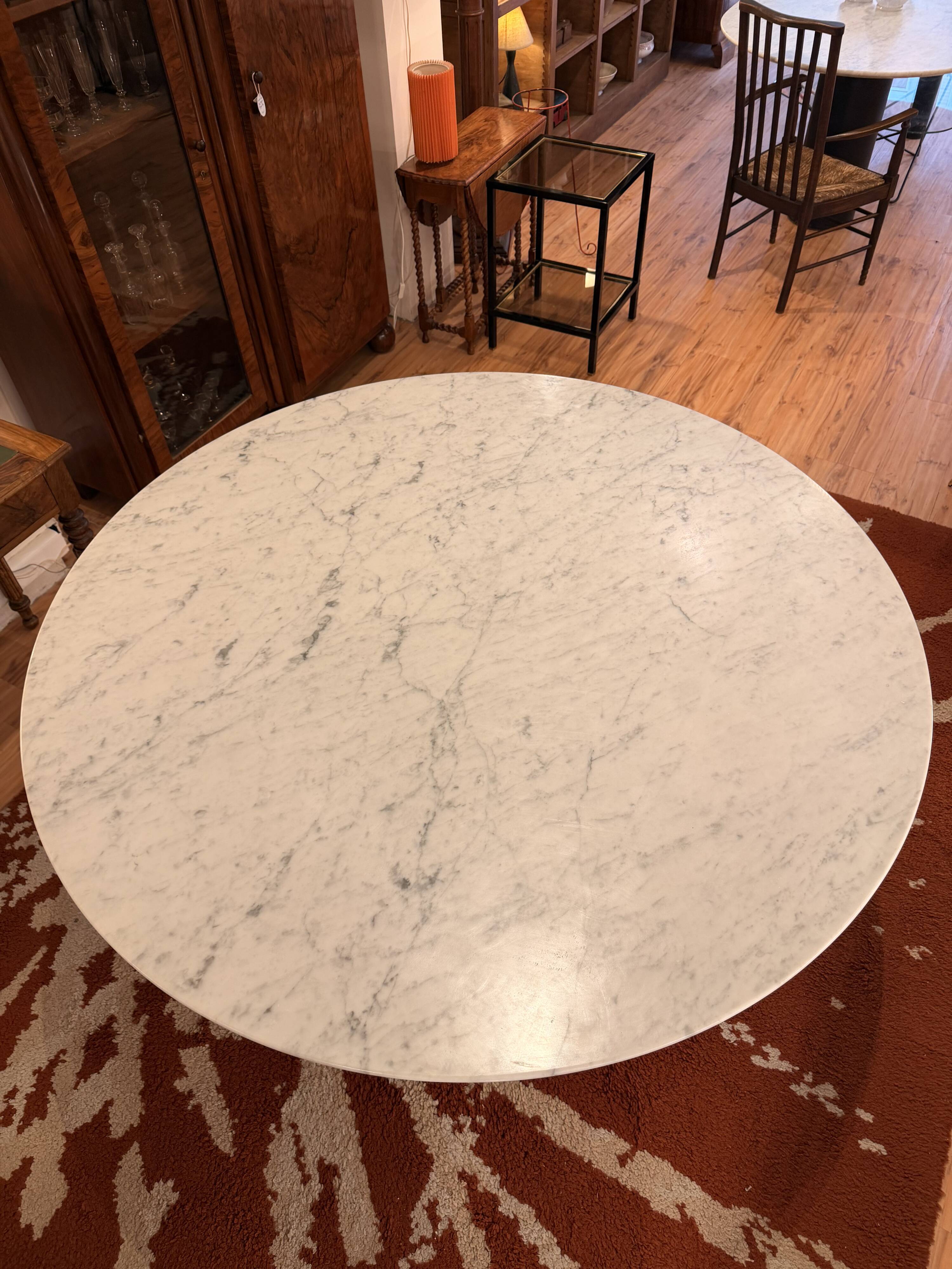 Grande table tulipe années 60, plateau en marbre de Carrare