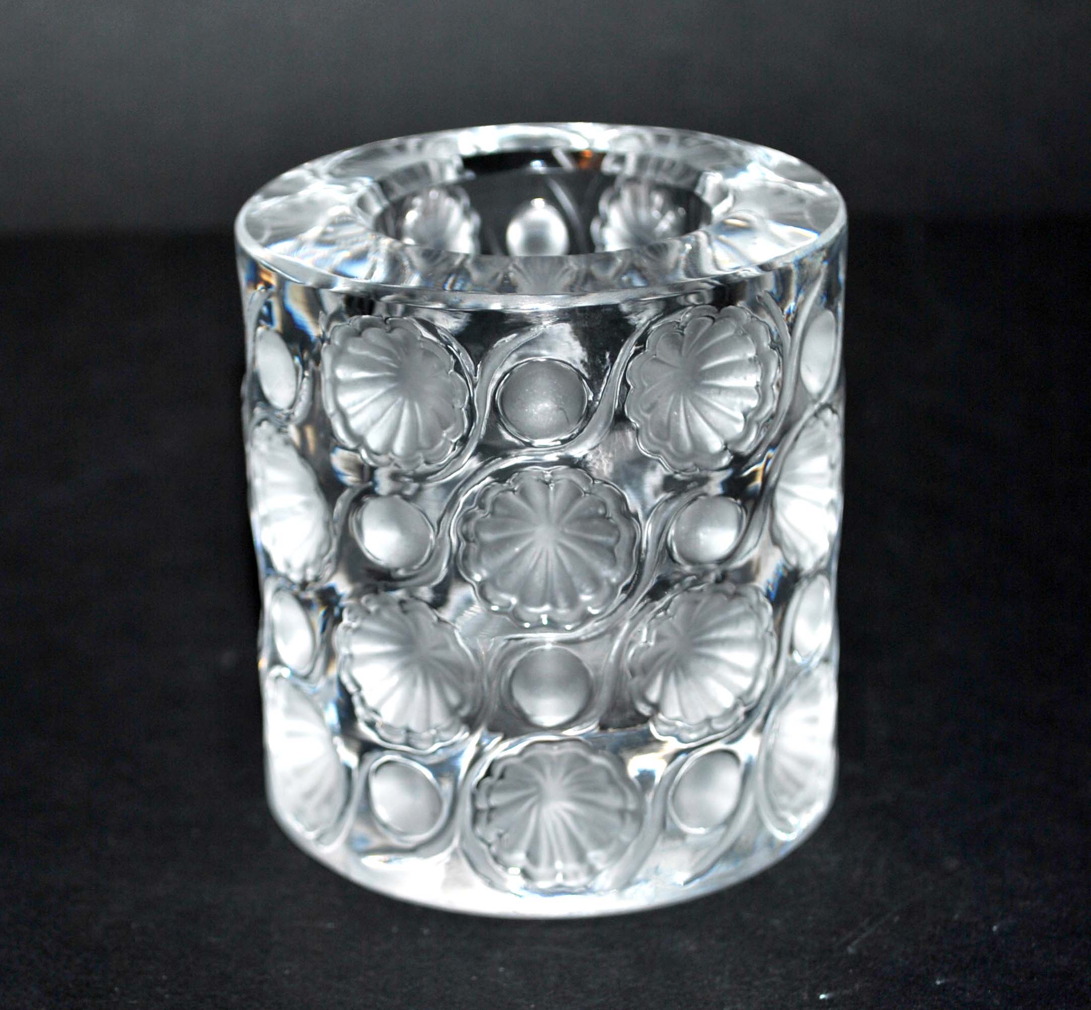 Photophore lalique modèle tokyo orné de fleurs et perles dépoli signé lalique france