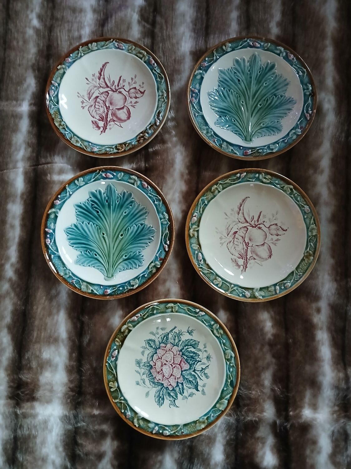 5 assiettes anciennes majolique Longchamp 
