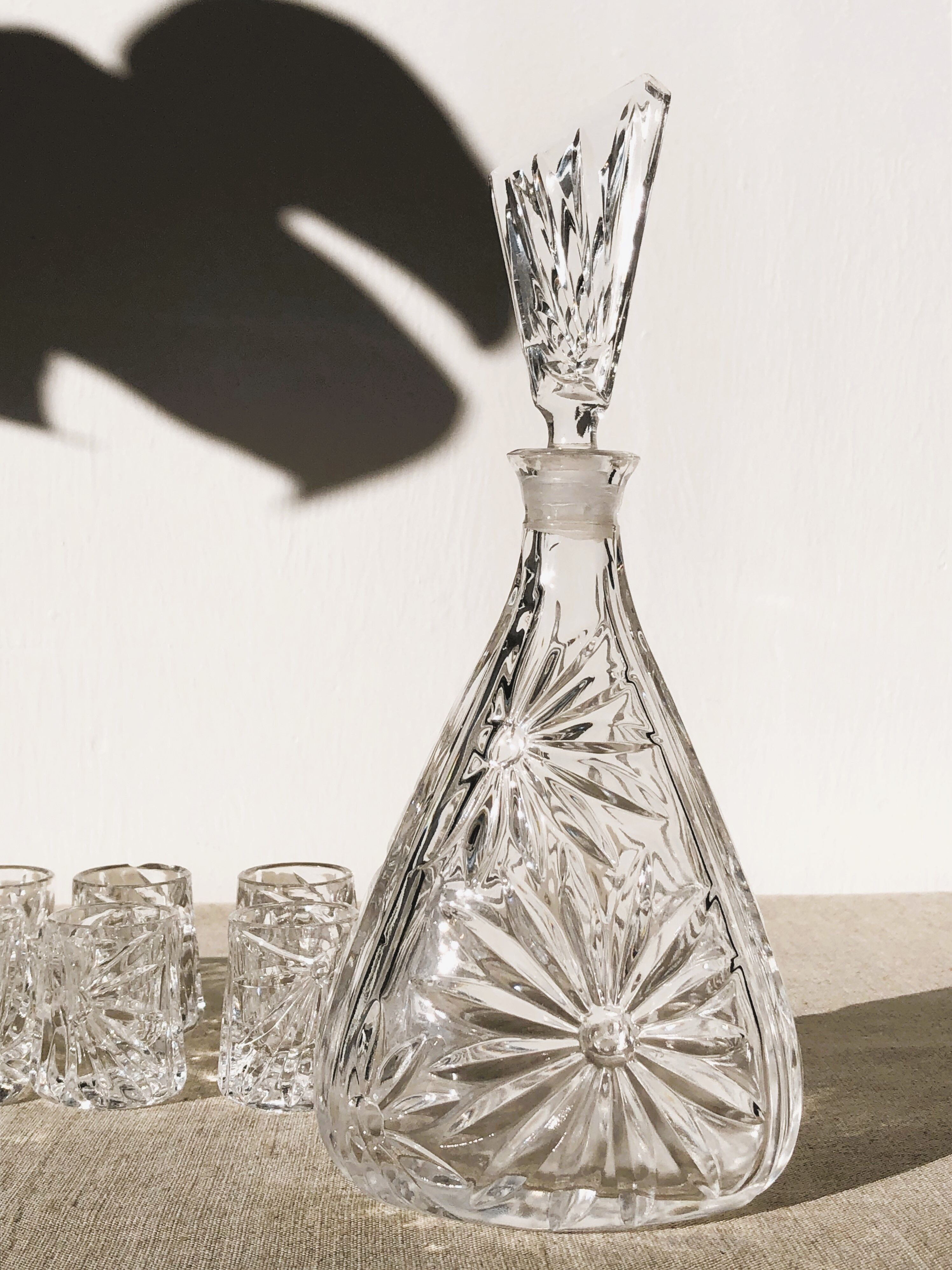 Carafe liqueur cristal de Bavière ciselée fleur et ses 8 verres à liqueur, vintage France