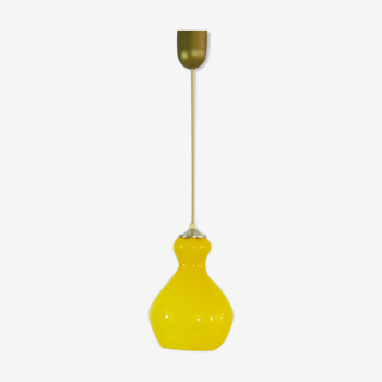 Suspension vintage forme barbapapa en opaline jaune, années 70