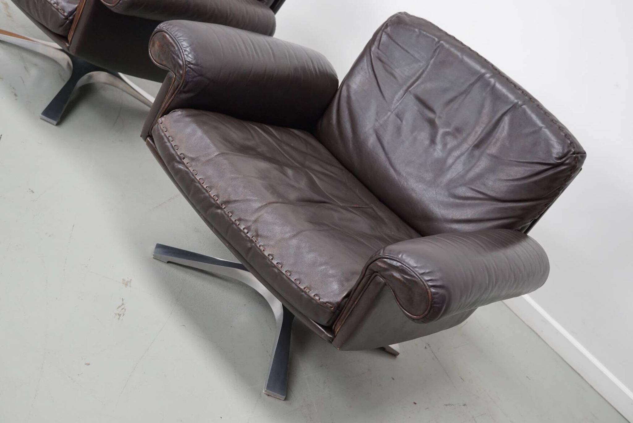 Pair of Vintage De Sede DS-31 Swivel Armchairs in Brown Leather