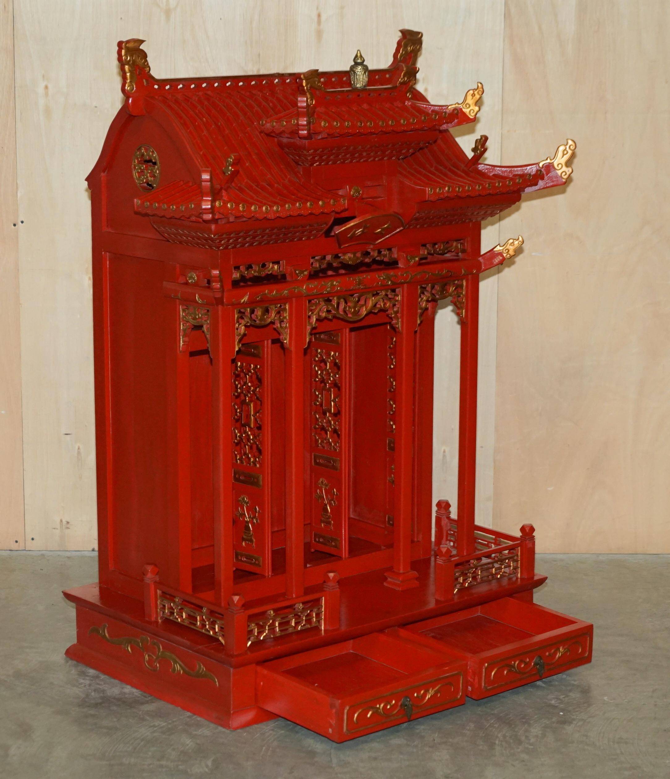 Armoire Chinoise Vintage à Toit Pagode, Très Décorative