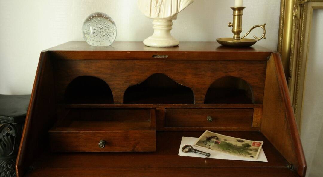 Sloped walnut secretary from the 20th century.