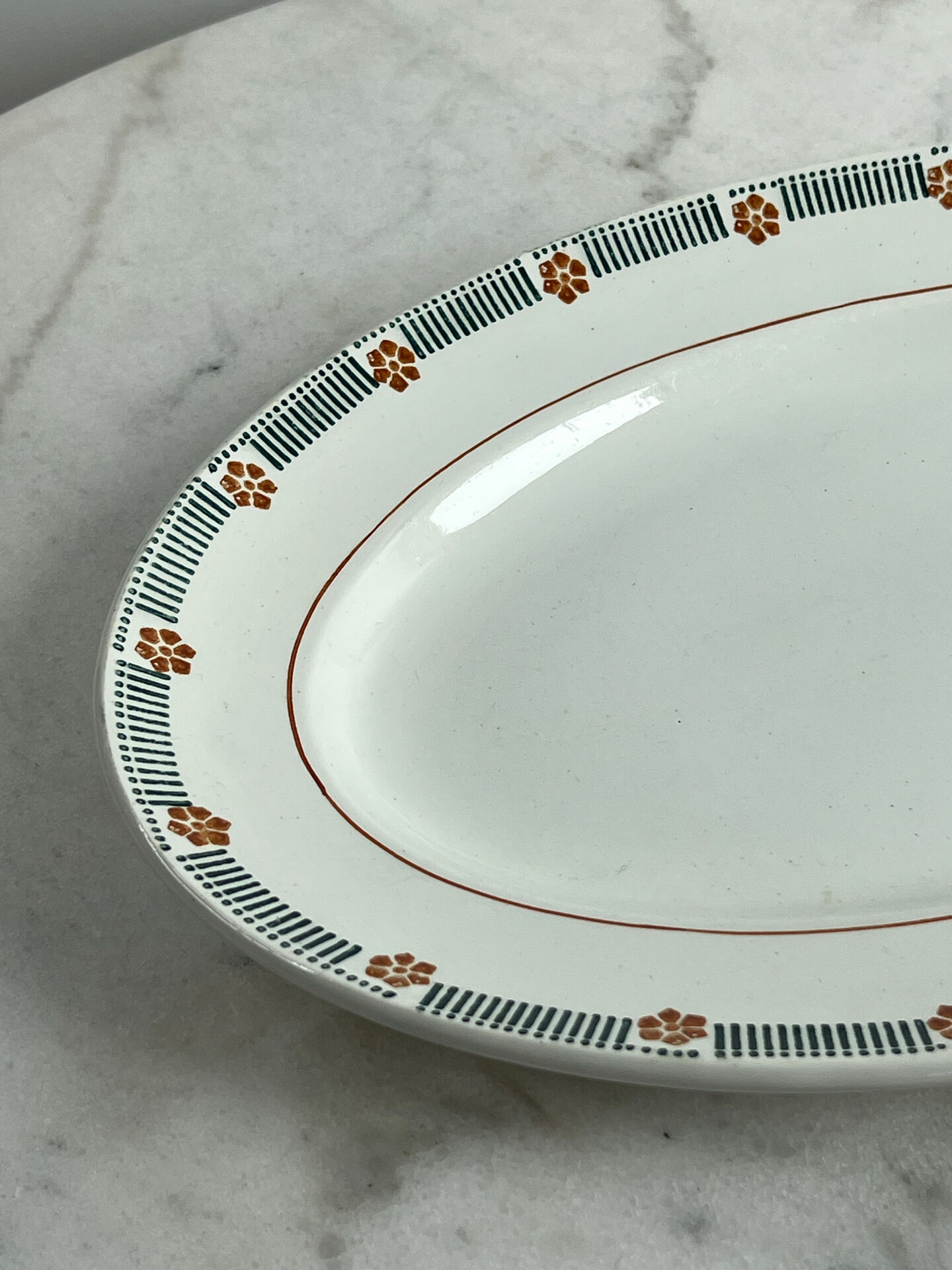 Oval presentation plate Saint Amand with bicolour floral decoration.