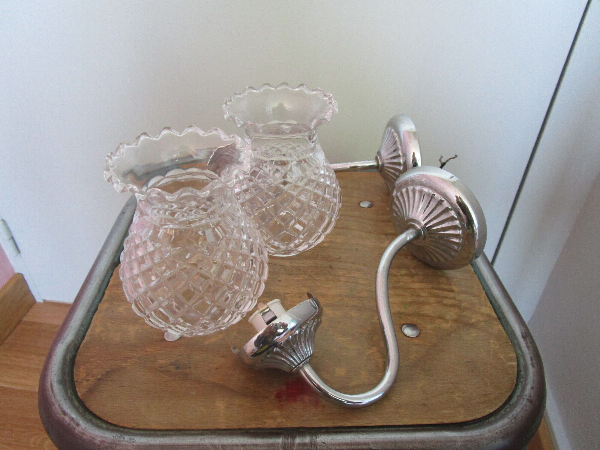 Pair of wall brackets in chromed metal and cut glass