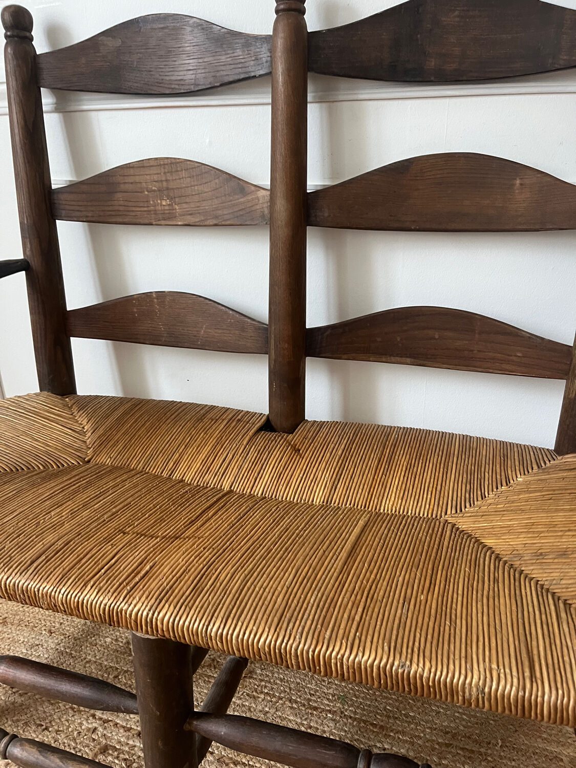 Wood and straw banquette