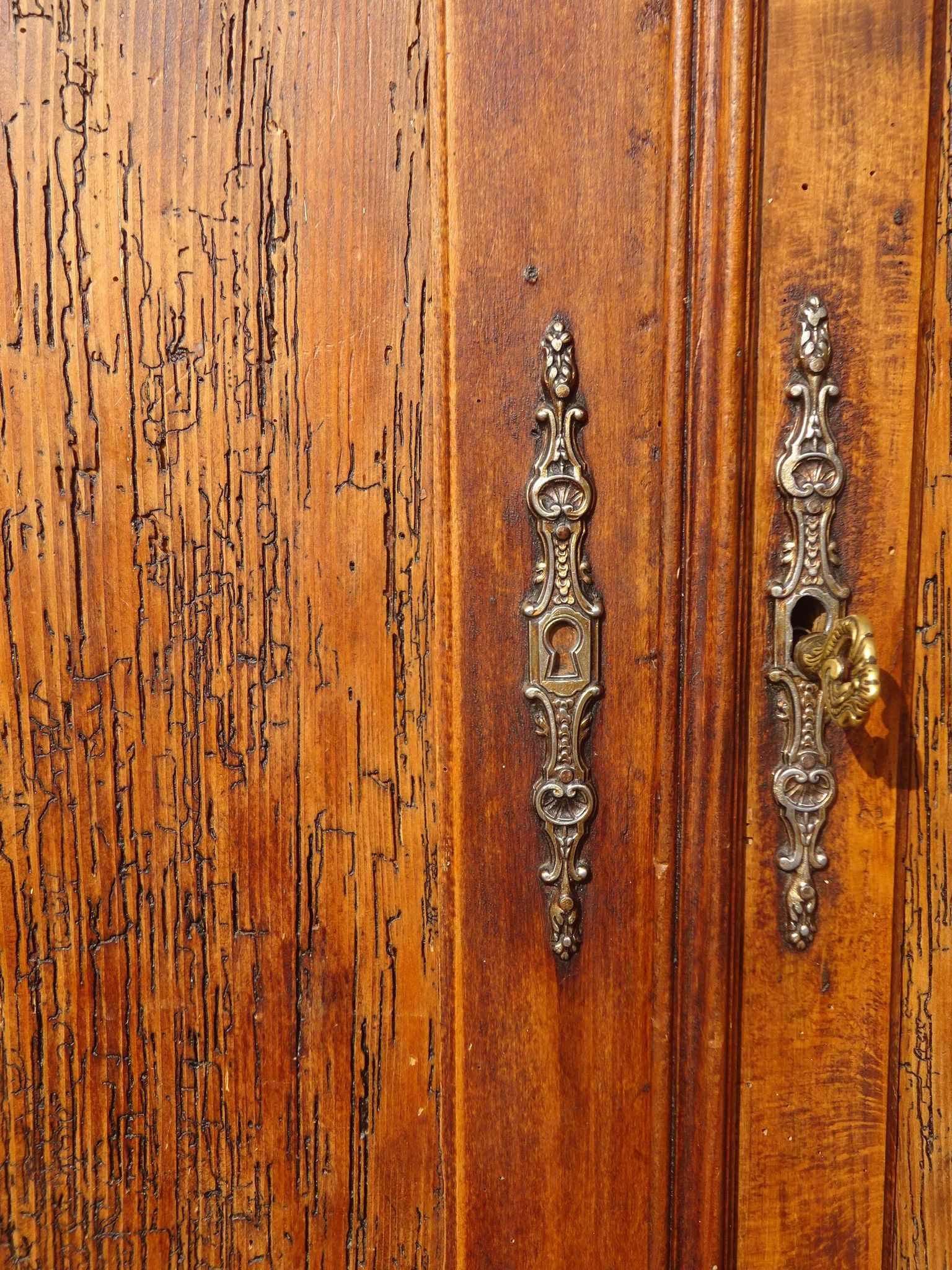 Ancien buffet parisien en pin