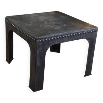 Coffee table in riveted and galvanized metal