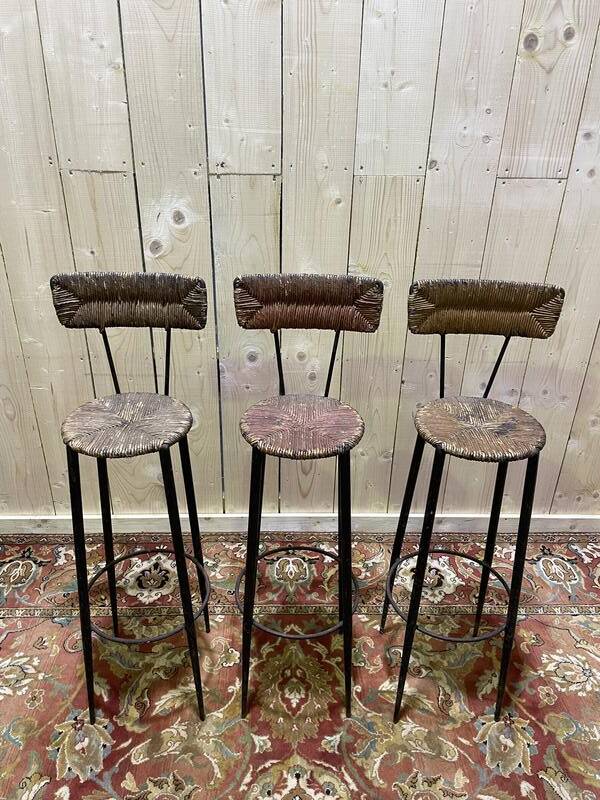 Suite de 3 tabourets de bar en acier et paillés
