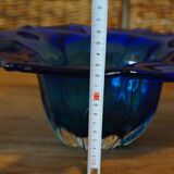Coupe ovale en verre de bohème bleue