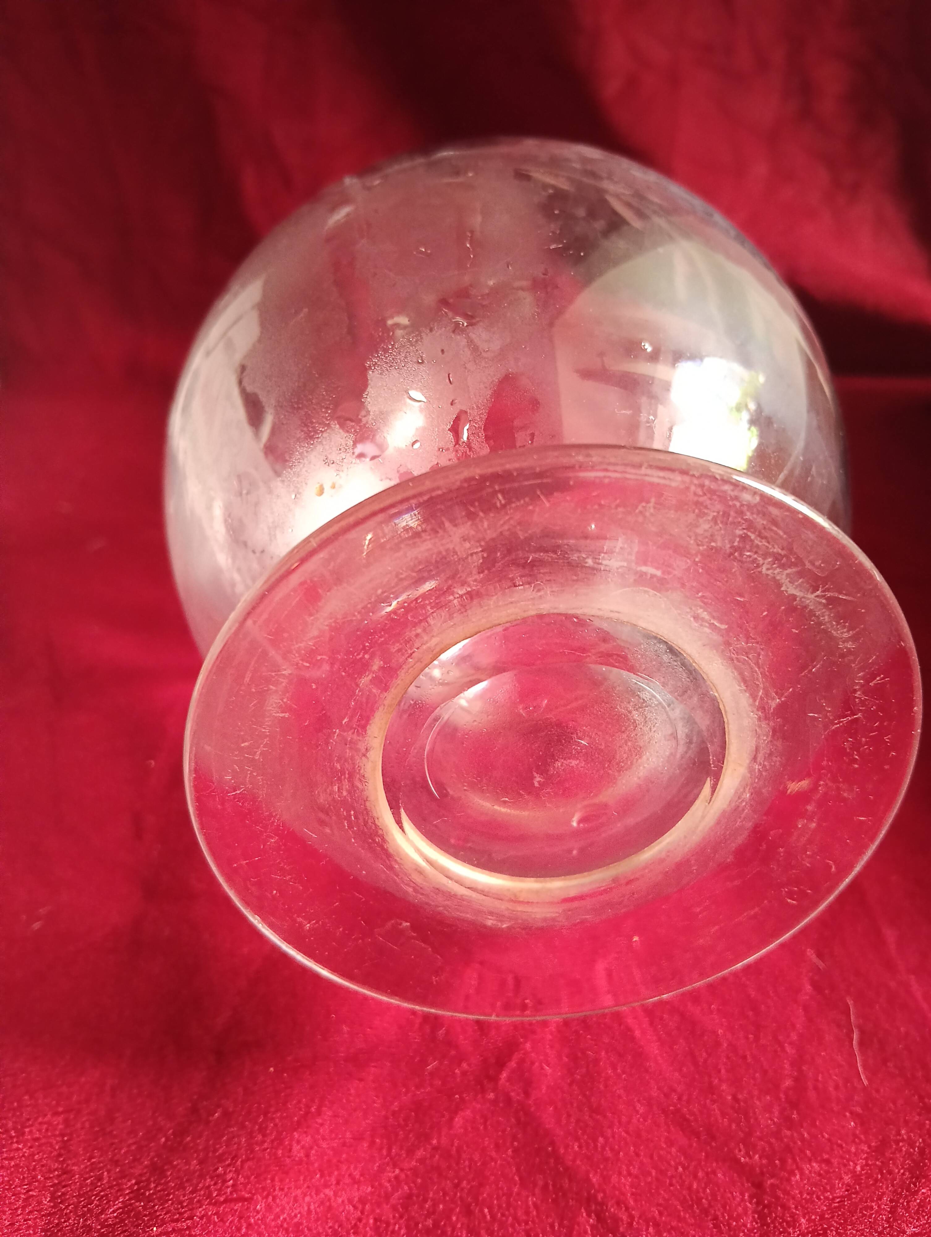 Carafe ancienne en verre grave