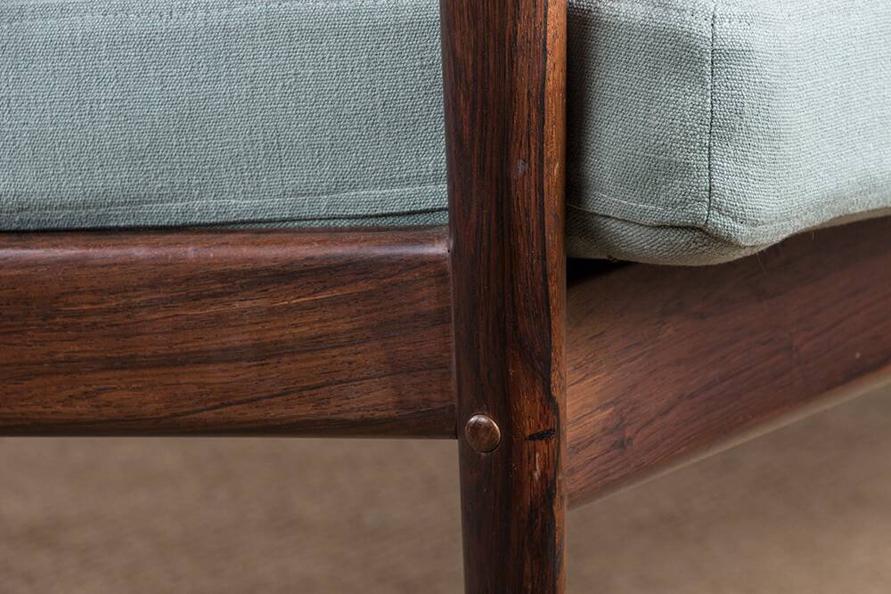 Canapé Danois 3 places en Palissandre et Tissu neuf par Grete Jalk pour Poul Jepessen 1960.