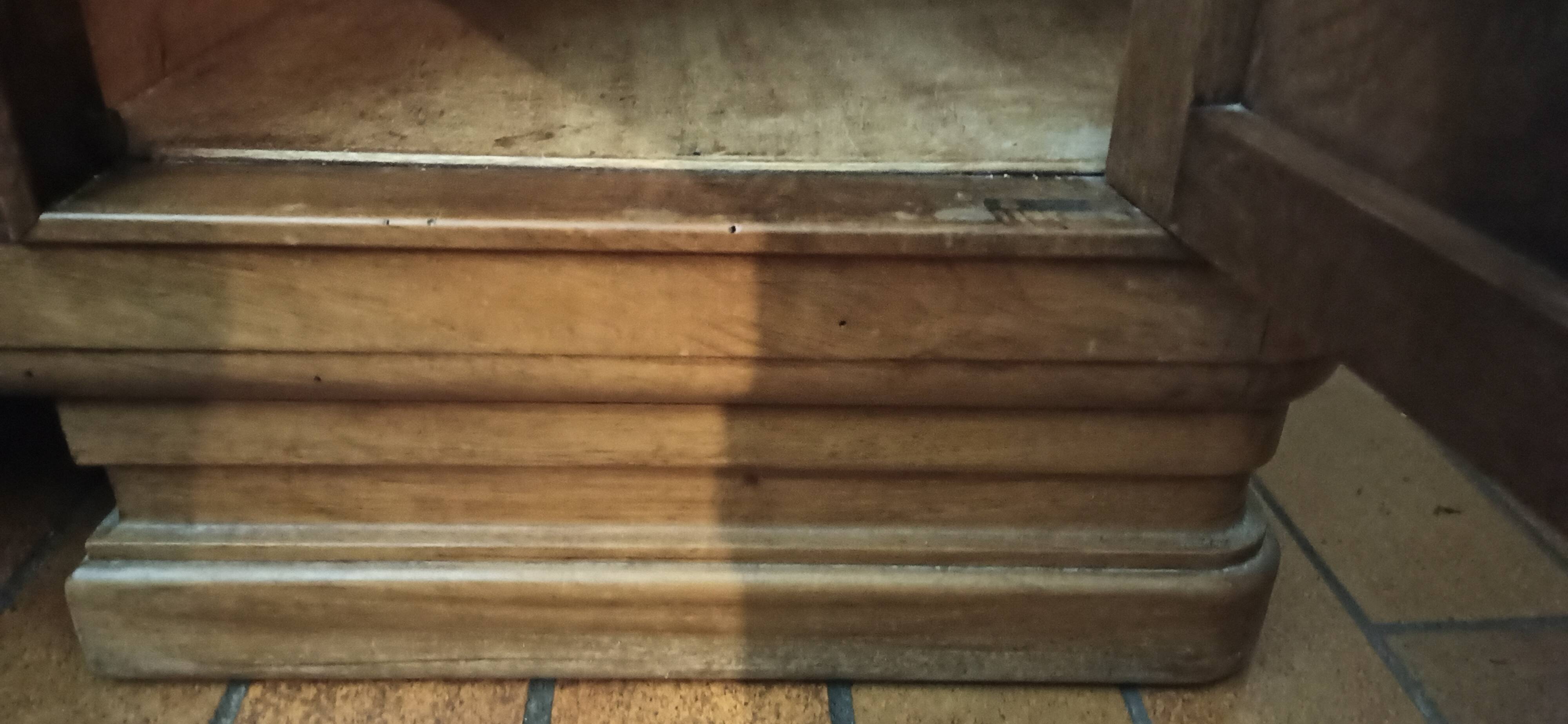 Low sideboard from the beginning of the twentieth century in walnut.
