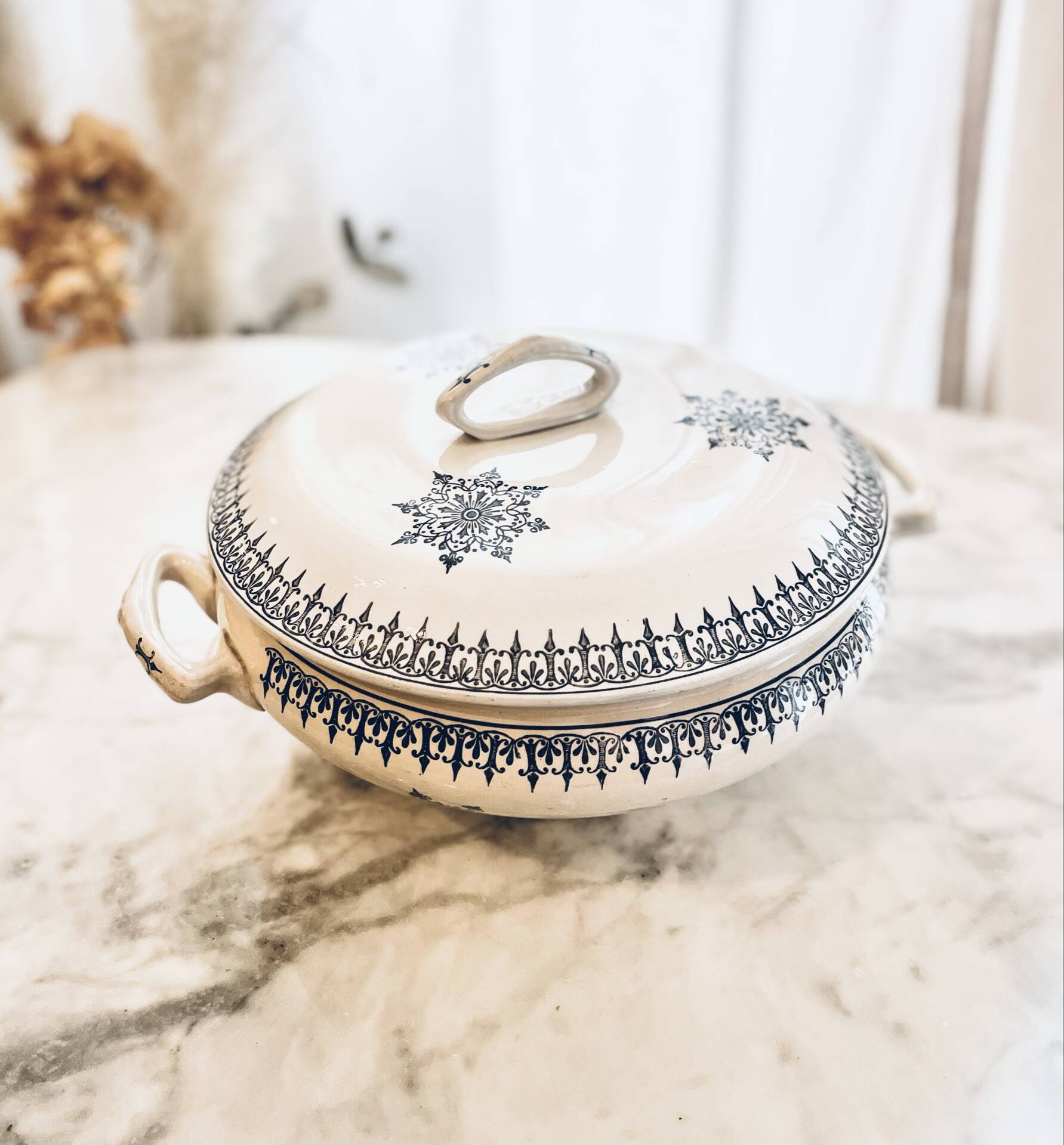 Antique soup tureen in white and blue earthenware – Vintage / Country style