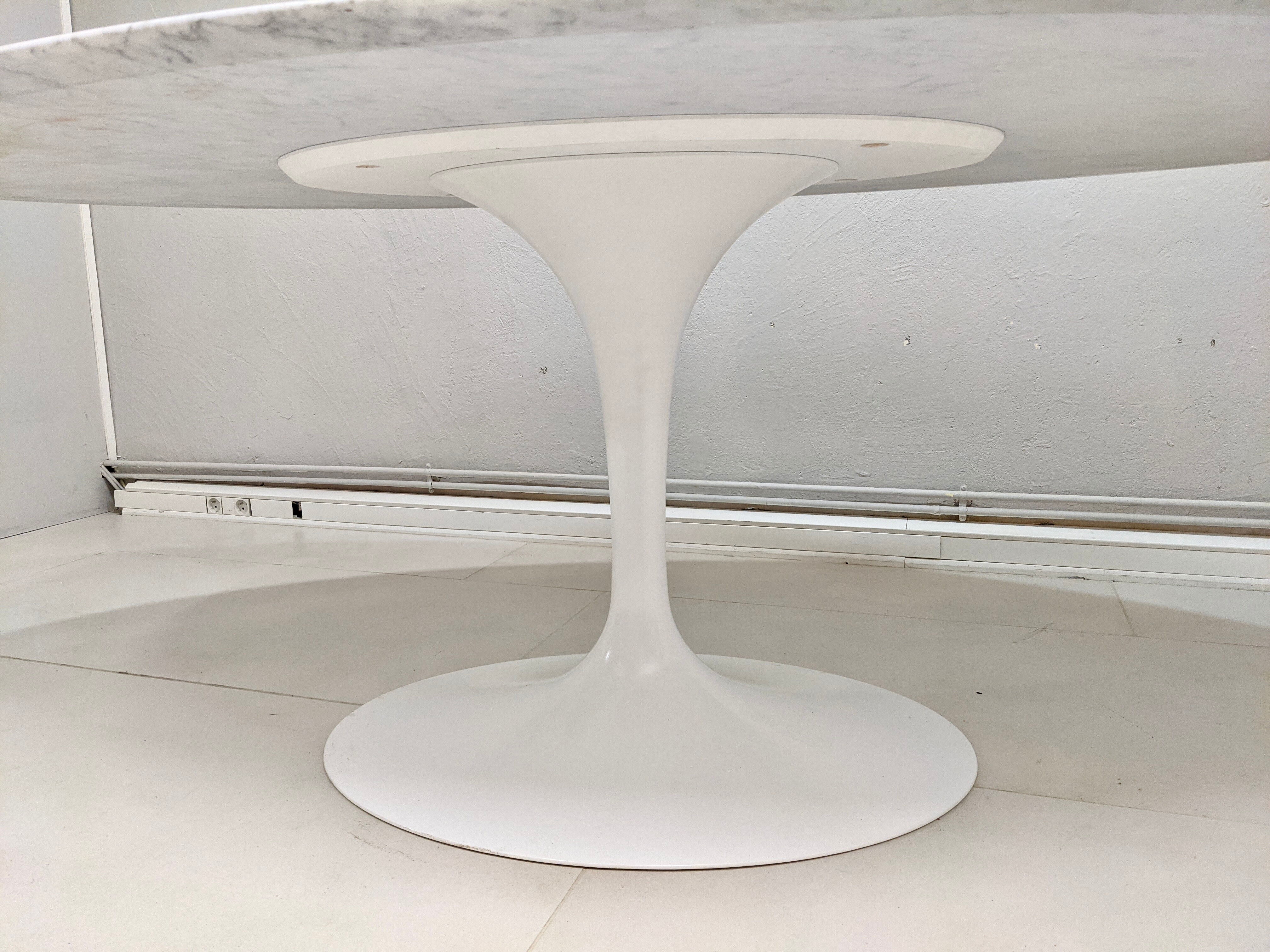 Eero Saarinen's square marble dining table for Knoll Inc. / Knoll International