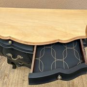 Commode galbée peinte en noir et bois