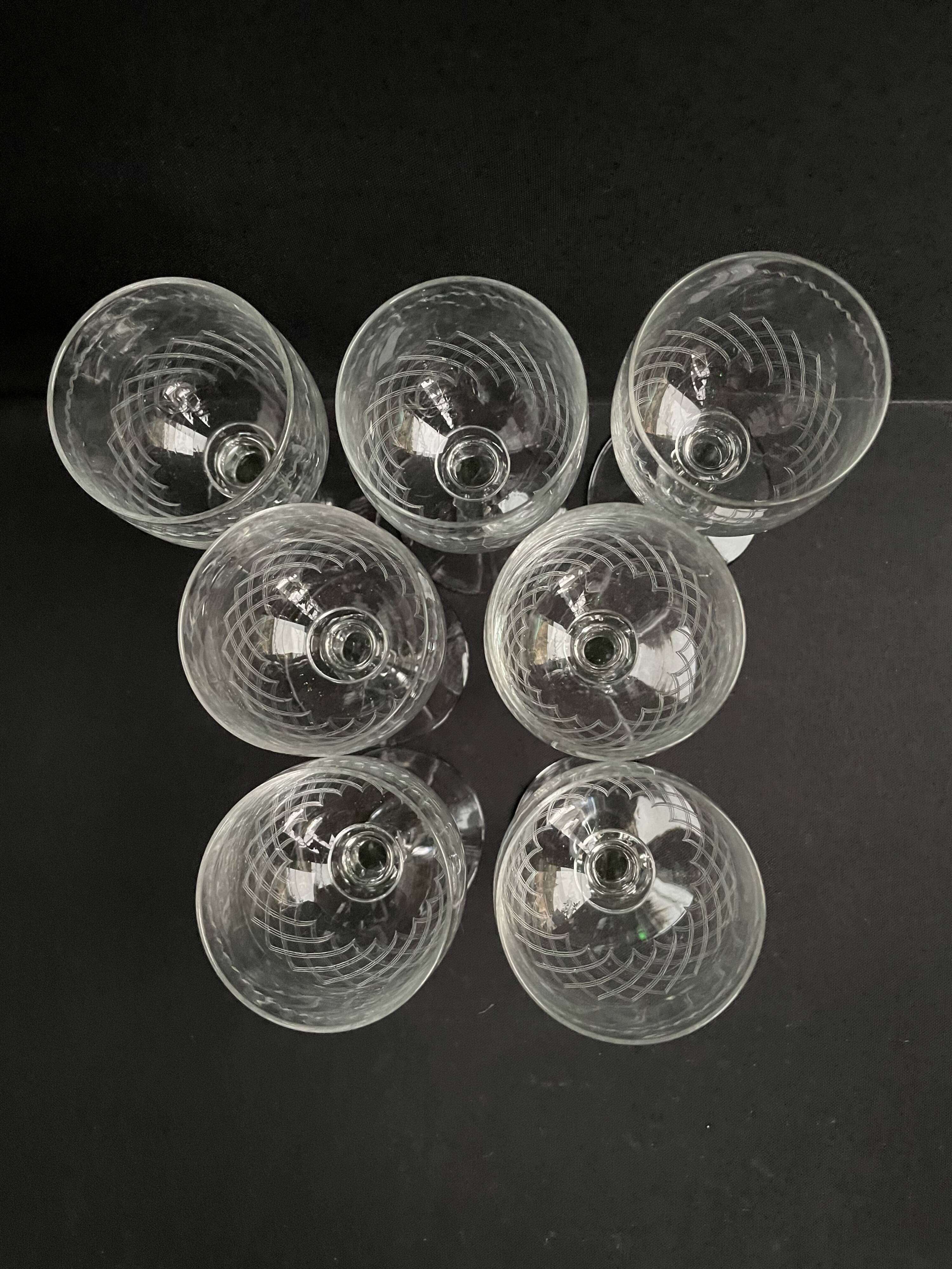 7 wine glasses – Blown, cut and guilloché glass