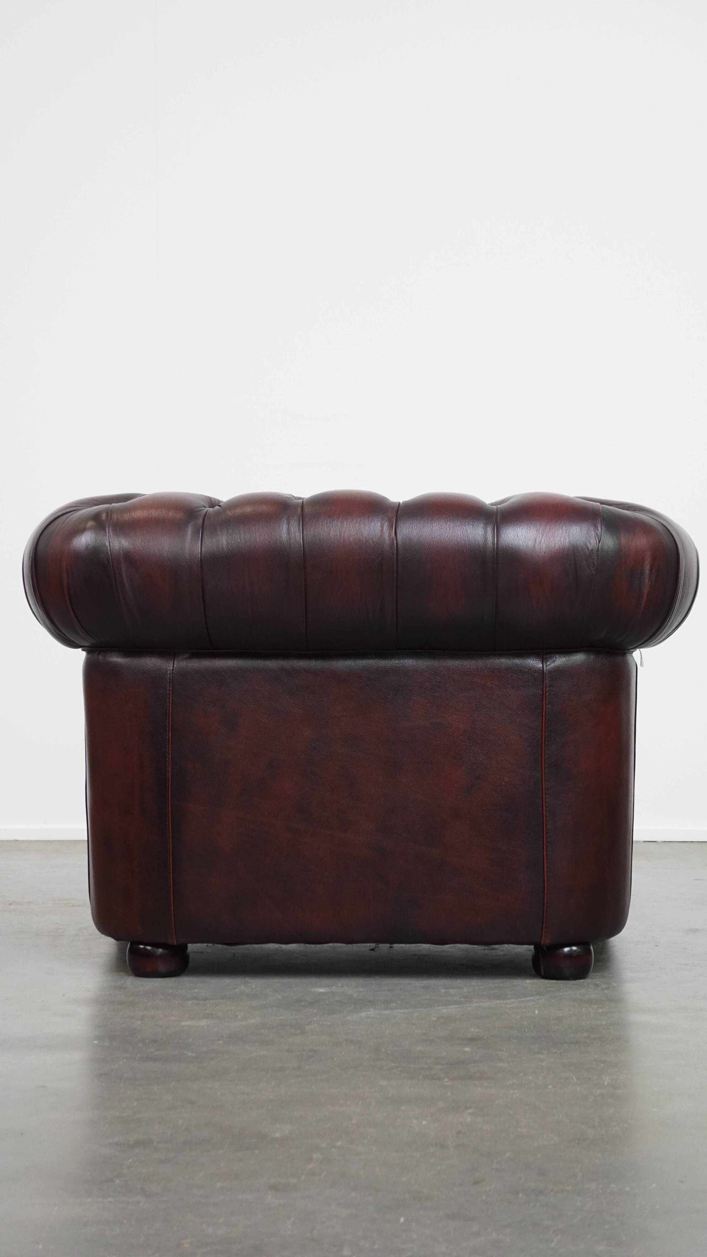 Grand fauteuil club Chesterfield en cuir de vachette rouge foncé