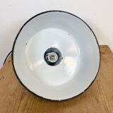 Suspension industrielle en émail vert, années 1960