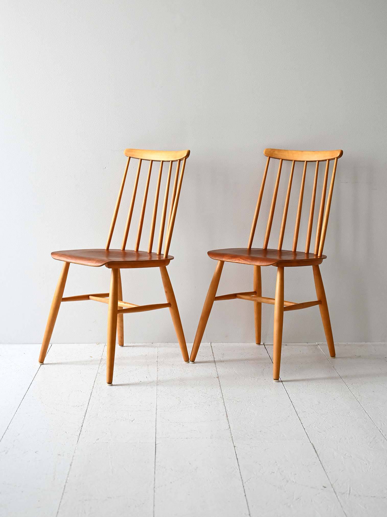 Paire de chaises scandinaves, en hêtre et acajou