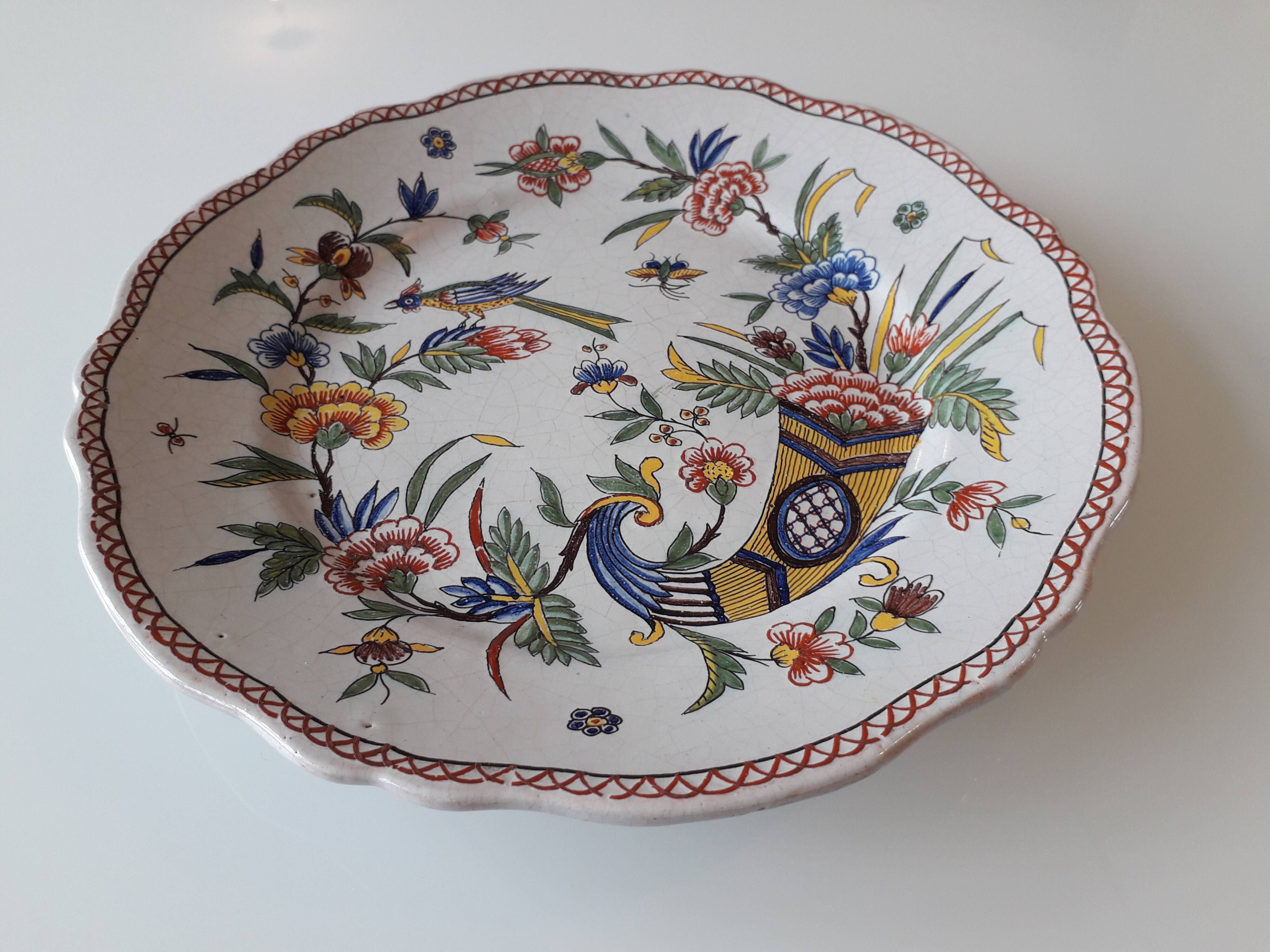 Assiette en faïence de Rouen corne d'abondance signée