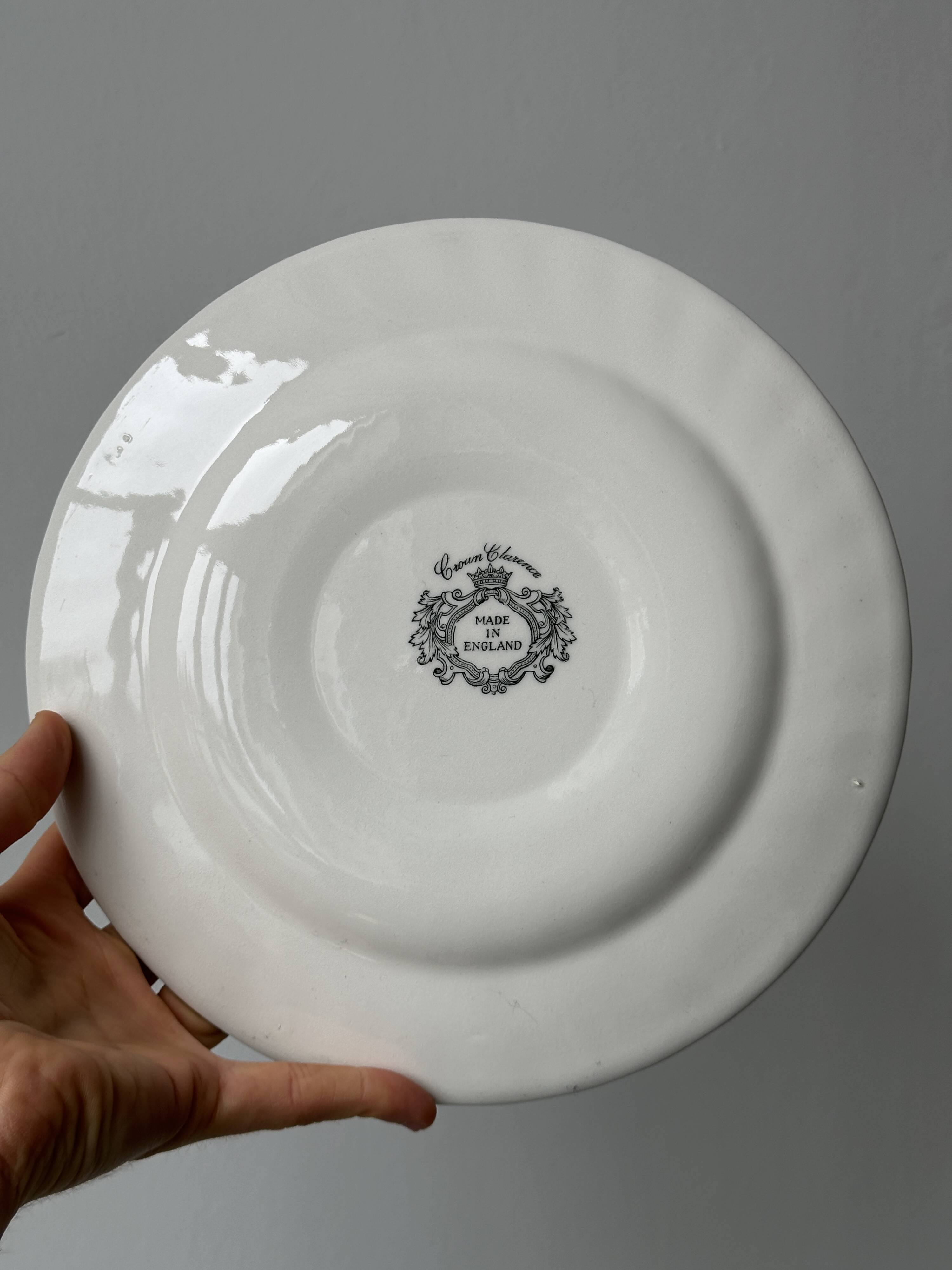 Porcelain serving plate.