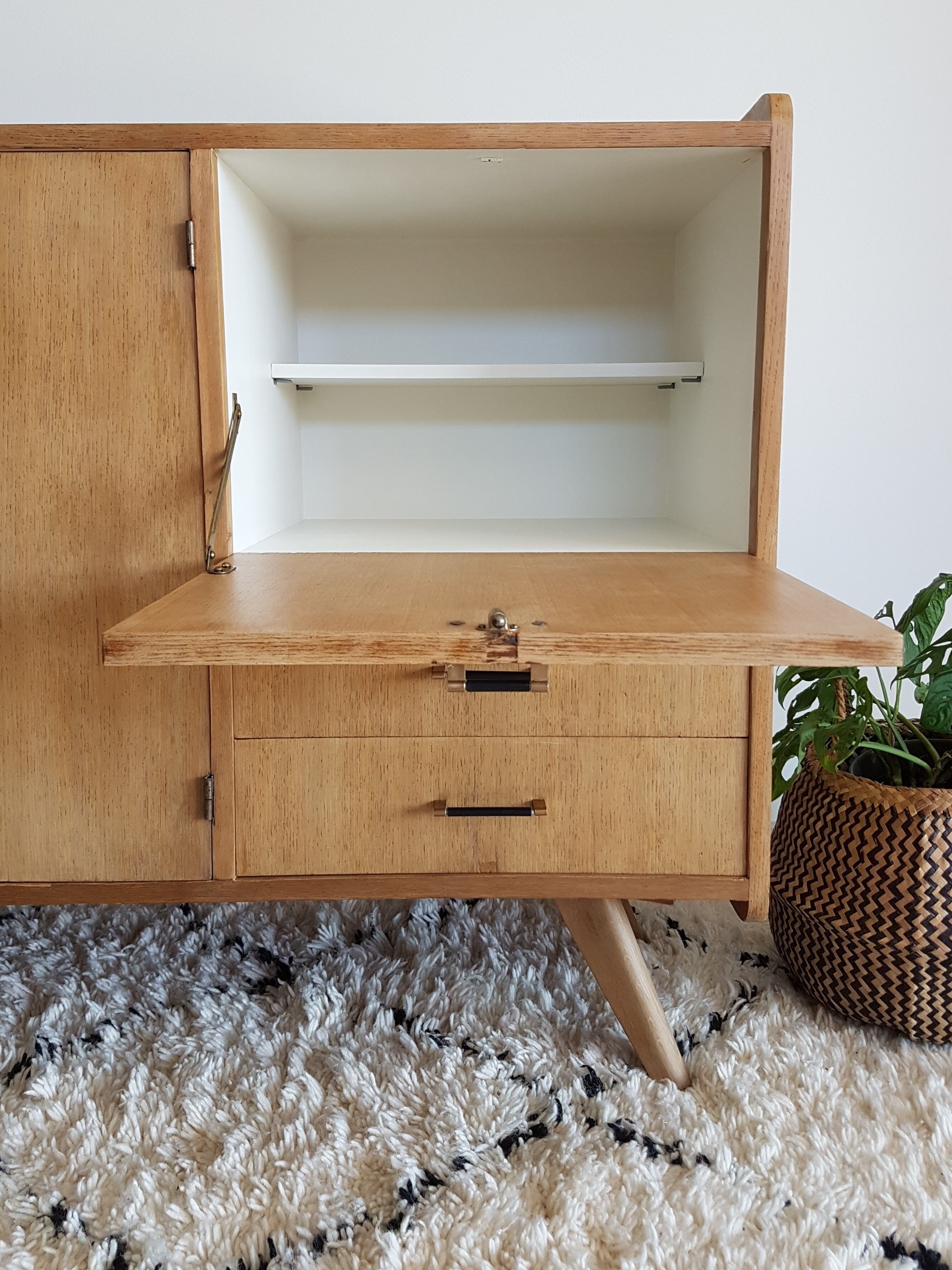 Sideboard vintage compass feet