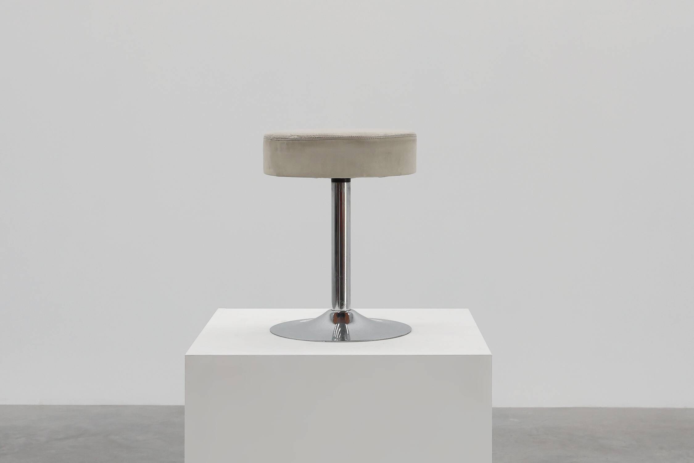 Vintage Mid-century design stool in chrome with white leather seat, 1970s