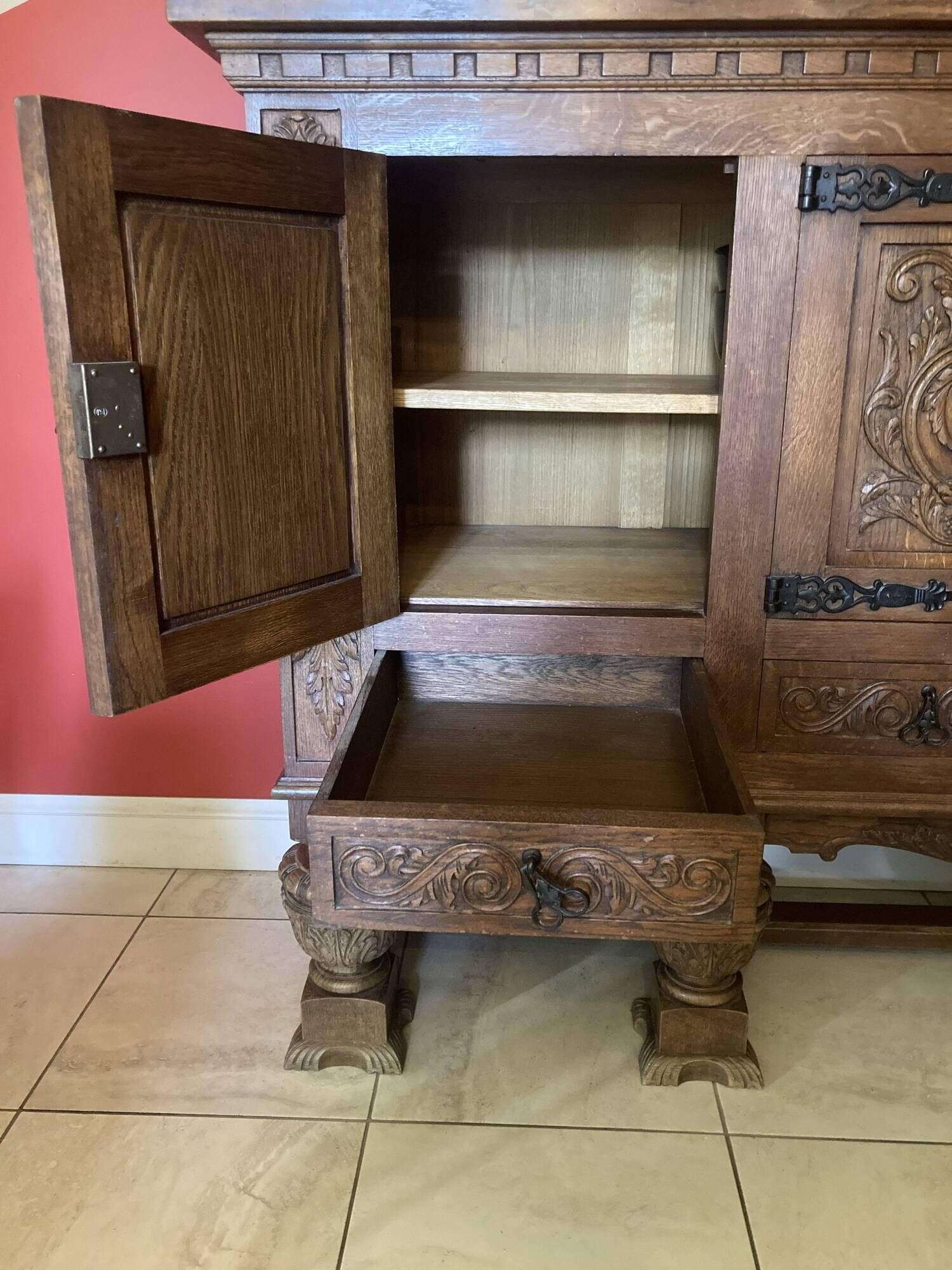 Buffet in the style of Italian Renaissance.
