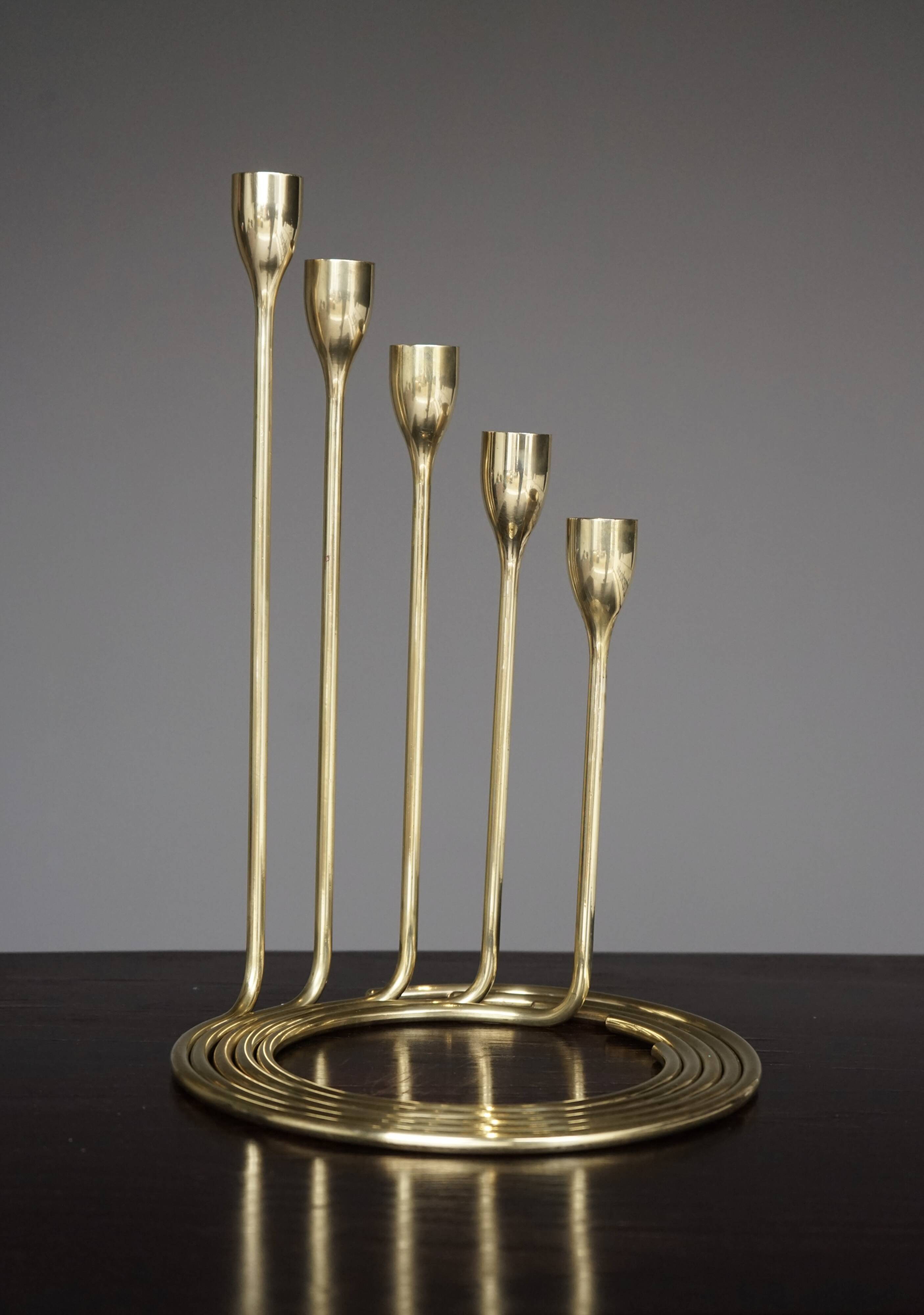 Ensemble de candélabres en laiton massif Spiral de design danois. Années 1960.