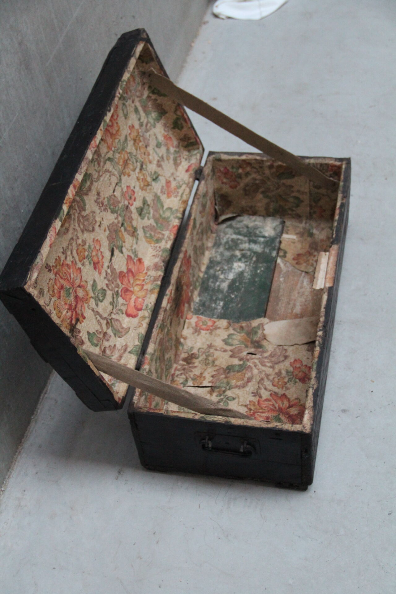 Coffre ancien noir en bois